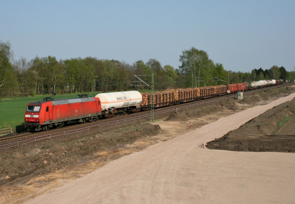 145 051 mit FZT 53594 (L�neburg Gbf–Maschen Rbf) am 21.04.2011 zwischen Bardowick und Radbruch
