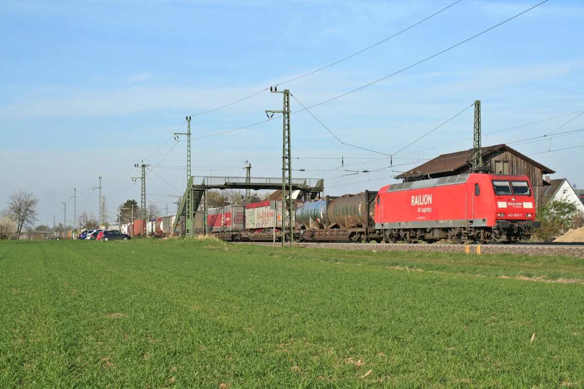 145 052-7 mit einem KLV-Zug auf dem Weg nach Weil am Rhein/Basel Rbf am Nachmittag des 29.03.14 in Auggen.