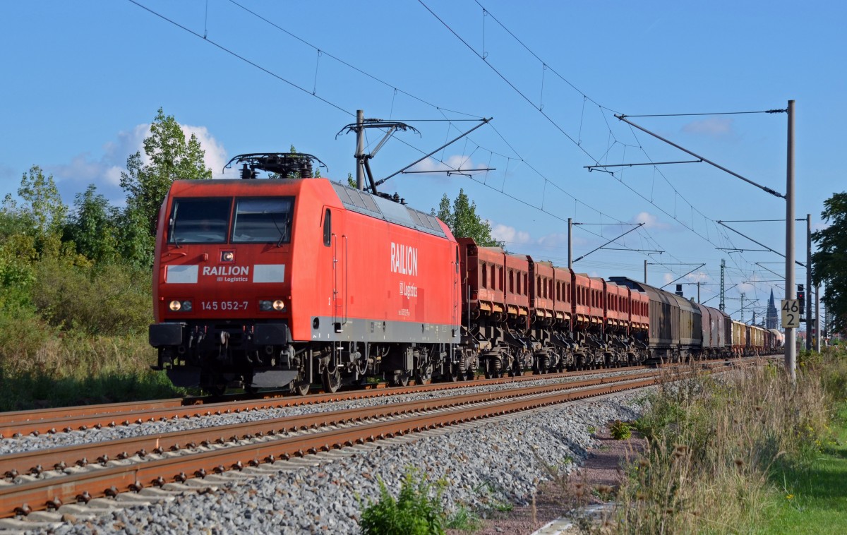 145 052 fuhr mit einem langen gemischten Gterzug am 27.09.13 durch Greppin Richtung Dessau.