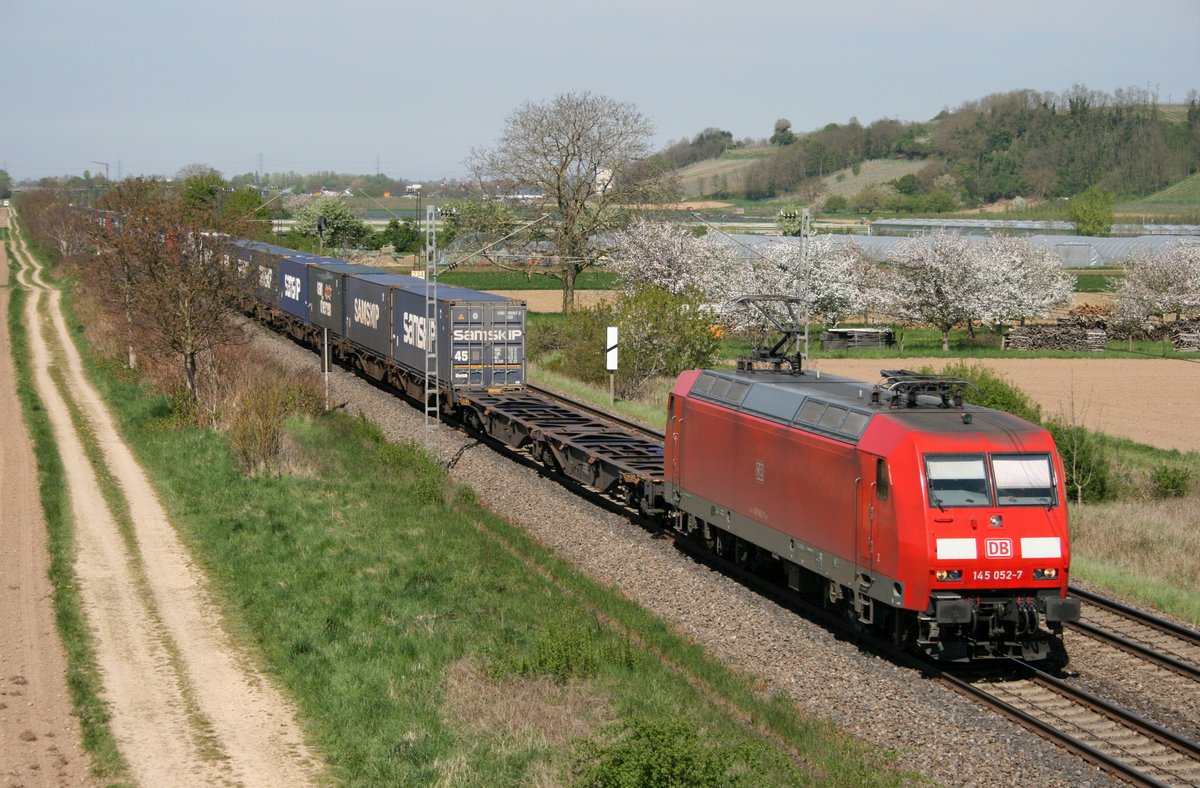 145 052 mit KT 40075 (Rotterdam–Melzo) am 22.04.2015 zwischen Buggingen und M�llheim (Baden)
