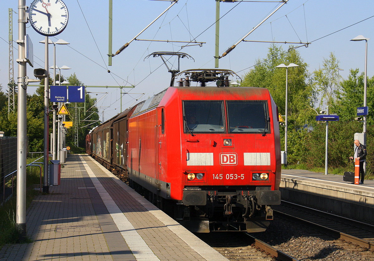 145 053-5 DB kommt mit einem Audi-VW-Skoda-Zug aus Osnabrück nach Kortenberg-Goederen(B) und kommt aus Richtung Mönchengladbach-Hbf,Rheydt-Hbf,Wickrath,Beckrath,Herrath und fährt durch Erkelenz in Richtung Baal,Hückelhoven-Baal,Brachelen,Lindern,Süggerrath,Geilenkirchen,Frelenberg,Zweibrüggen,Übach-Palenberg,Rimburg,Finkenrath,Hofstadt,Herzogenrath, Kohlscheid,Richterich,Laurensberg,Aachen-West. Aufgenommen vom Bahnsteig 1 in Erkelenz. Bei schönem Sonnenschein am Abend vom 10.5.2017.
