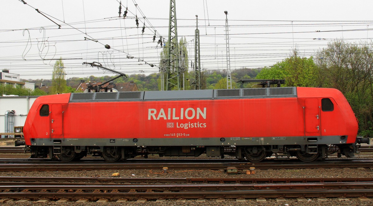 145 053-5 von Railion rangiert in Aachen-West. Aufgenommen vom Bahnsteig in Aachen-West bei Sonne und Wolken am Nachmittag vom 4.4.2014.