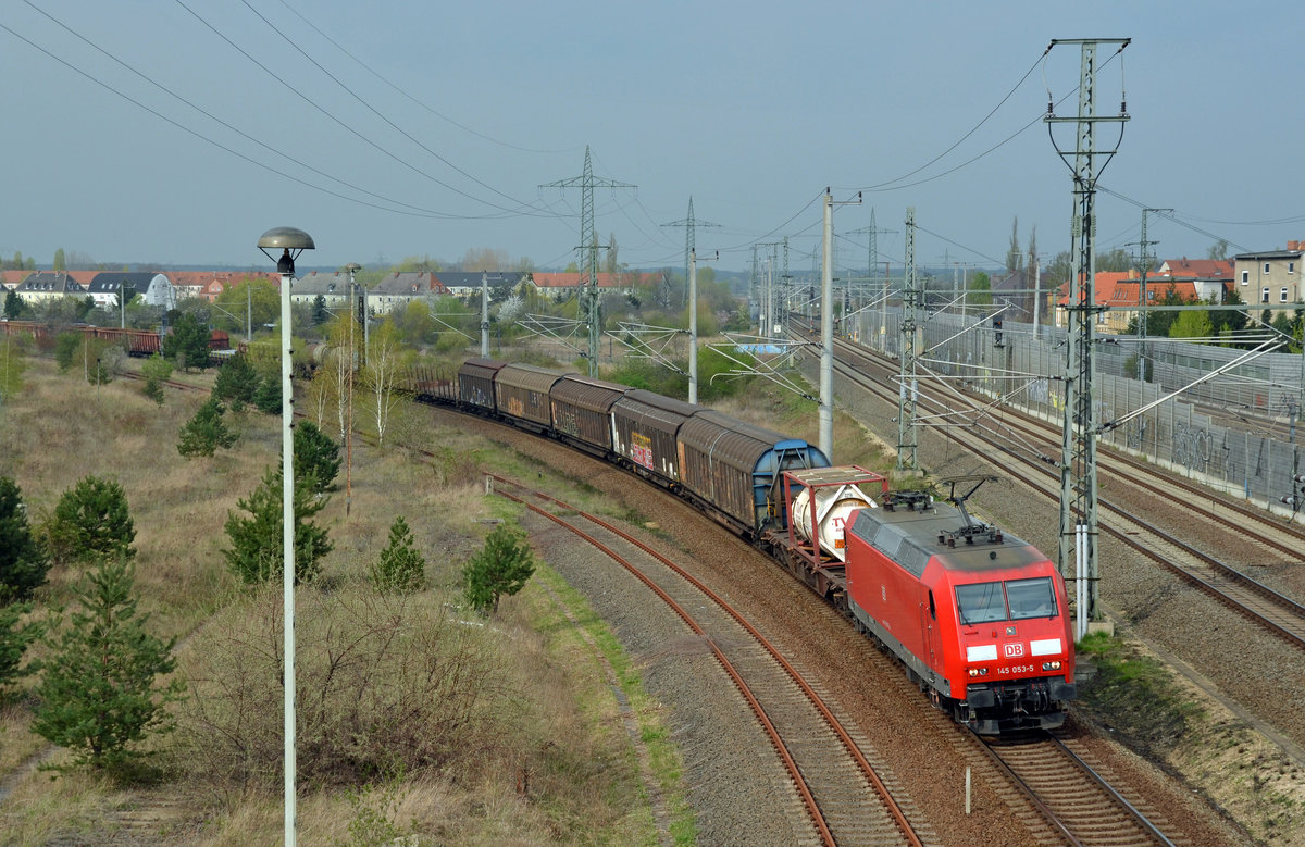145 053 beförderte am 05.04.17 einen gemischten Güterzug durch Bitterfeld Richtung Leipzig.