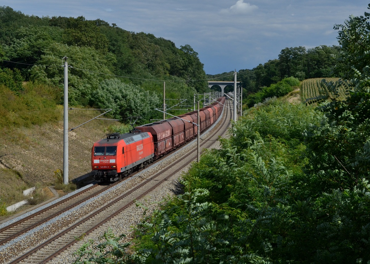 145 054 mit einem Kohlezug am 27.08.2014 bei Frankfurt-Rosengarten. 