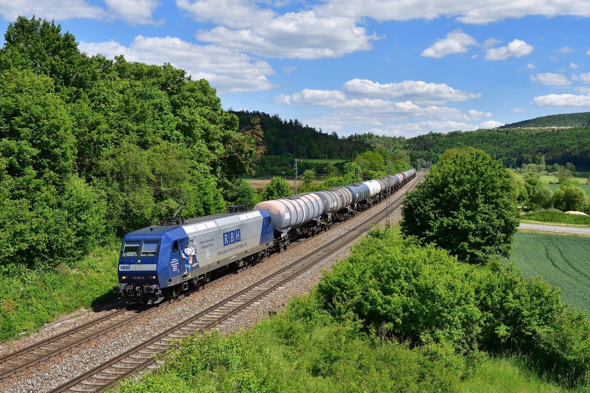 145 055 mit einem Kesselzug am 27.05.2020 bei Dietfurt.