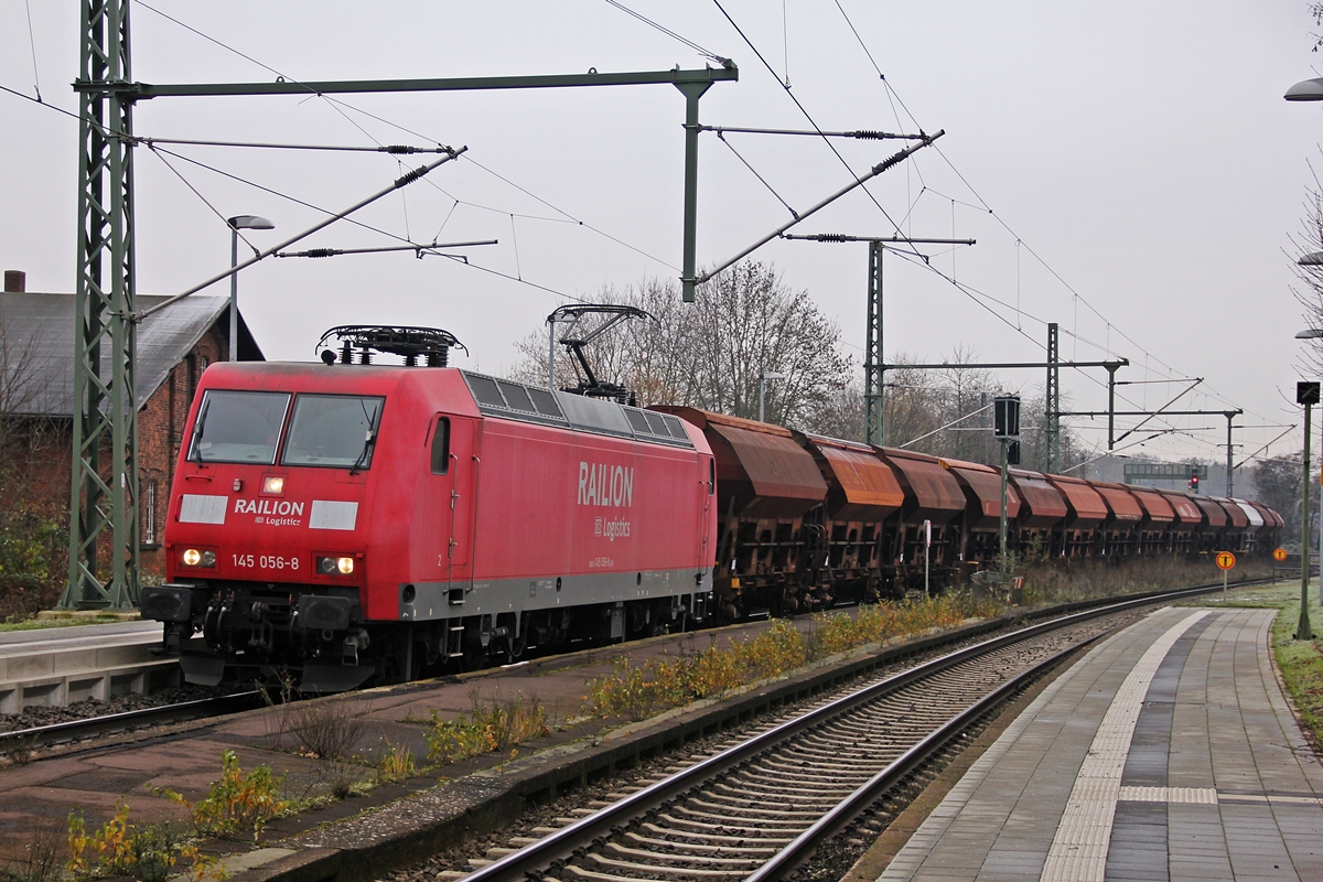 145 056-8 bei der Durchfahrt in Baunatal-Guntershausen Richtung Kassel. 27.11.2013