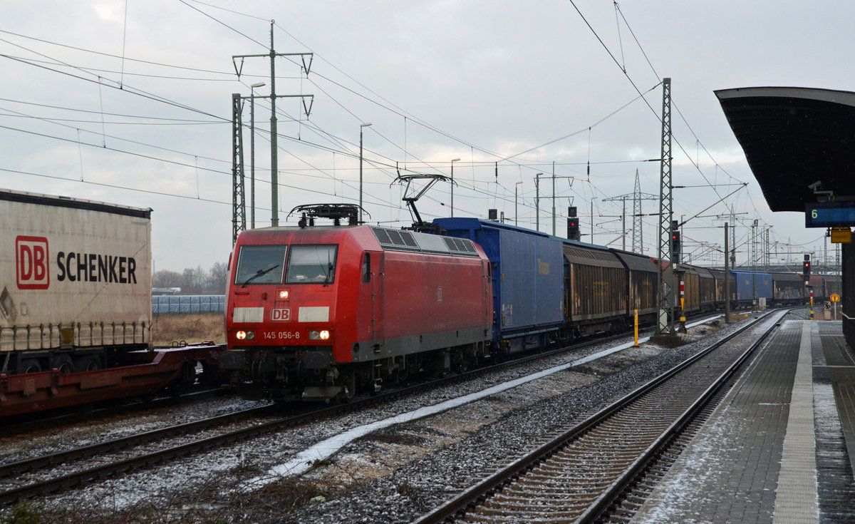 145 056 wurde am 20.01.18 mit ihrem Güterzug Richtung Halle/Leipzig um den Bitterfelder Bahnhof herum geleitet.