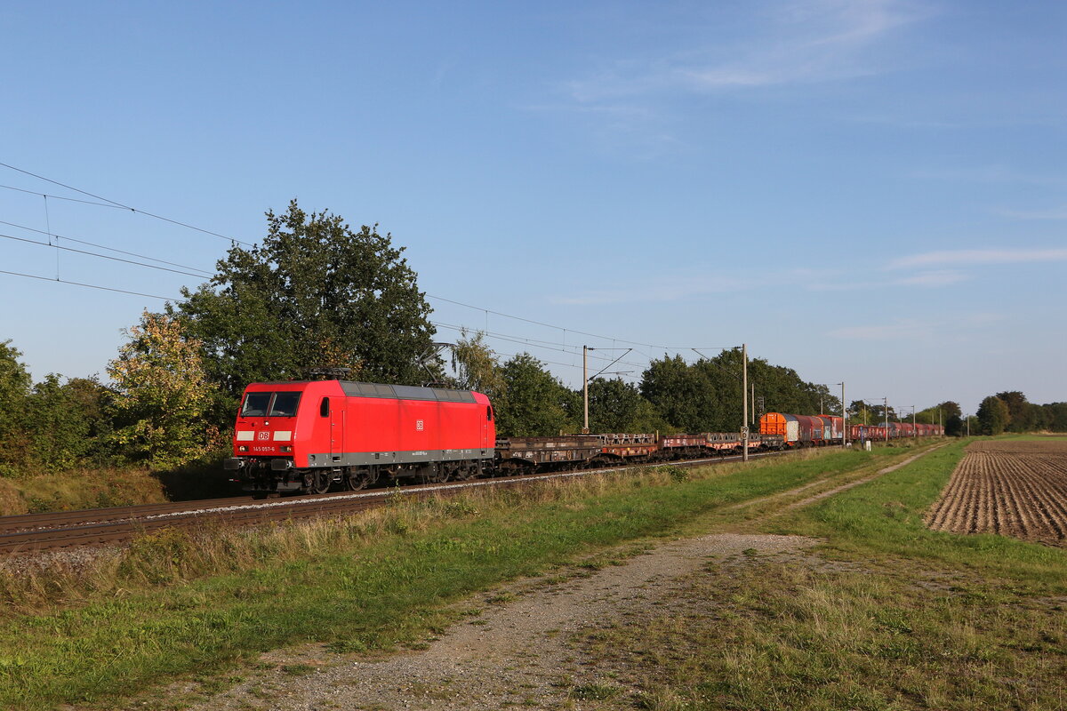 145 057 mit einem gemischten Güterzug am 16. September 20223 bei Woltorf.