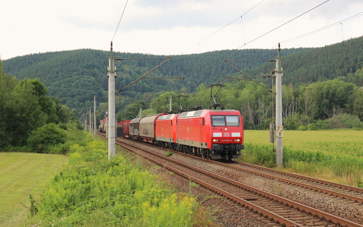 145 058-4 und 145 039-4 zu sehen am 27.07.16 in Remschütz.