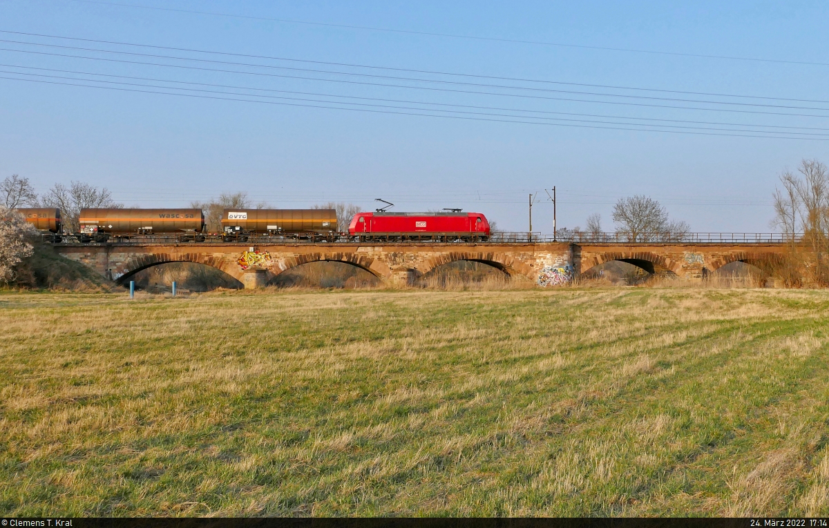 145 058-4 ist als  Sluiskil-Pendel  in den Buna-Werken losgefahren und erreicht gleich die Tore der Stadt Halle (Saale).

🧰 DB Cargo, vermietet an die Mitteldeutsche Eisenbahn GmbH (MEG)
🕓 24.3.2022 | 17:14 Uhr