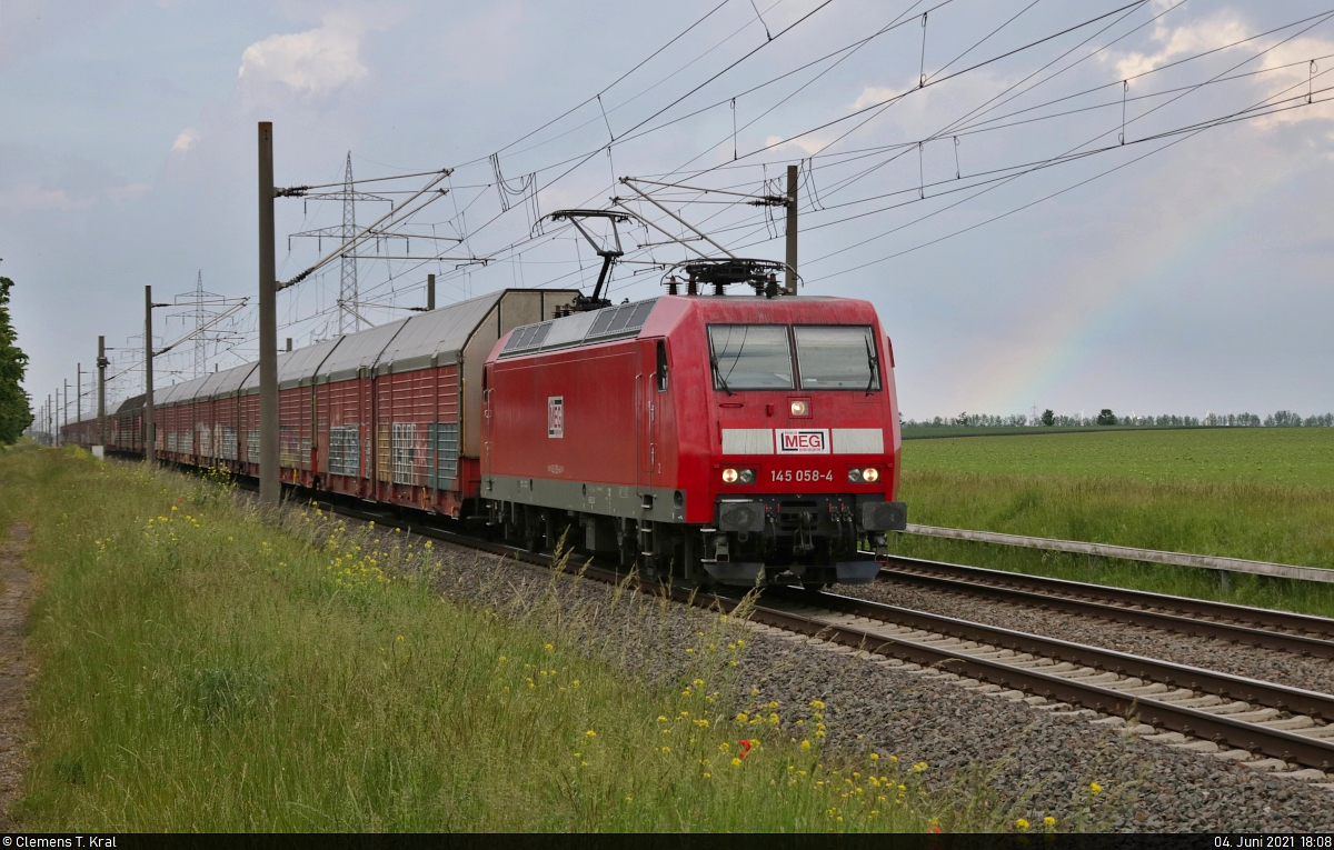 145 058-4 hat Autoteile geladen und strebt mit den geschlossenen Wagen in Braschwitz Richtung Halle (Saale). Wenn man ganz genau hinschaut, sieht man rechts neben der Lok noch einen recht blassen Regenbogen.

🧰 DB Cargo, vermietet an die Mitteldeutsche Eisenbahn GmbH (MEG)
🚩 Bahnstrecke Magdeburg–Leipzig (KBS 340)
🕓 4.6.2021 | 18:08 Uhr