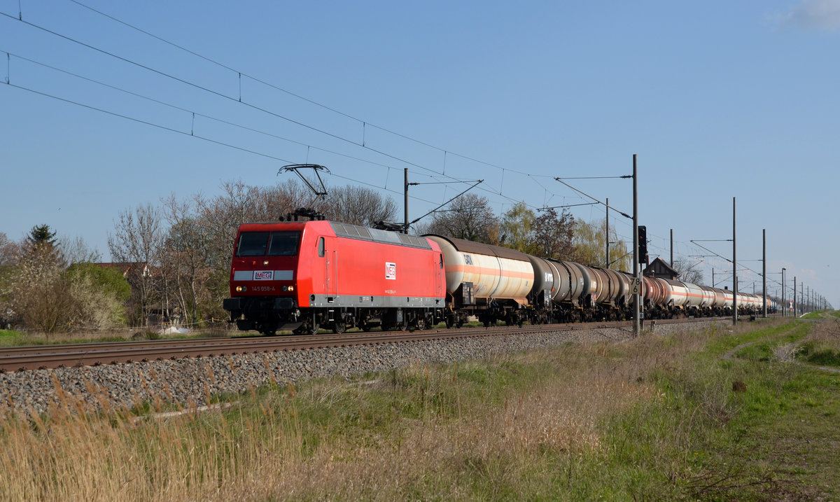 145 058 wird nun von der MEG eingesetzt. Hier rollt sie mit einem Kesselwagenzug am 11.04.19 durch Braschwitz Richtung Halle(S).