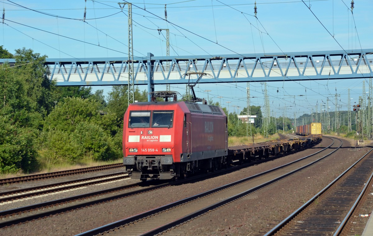 145 058 zog am 03.07.14 einen nicht komplett ausgelasteten Containerzug durch Buchholz(Nordheide) Richtung Maschen.