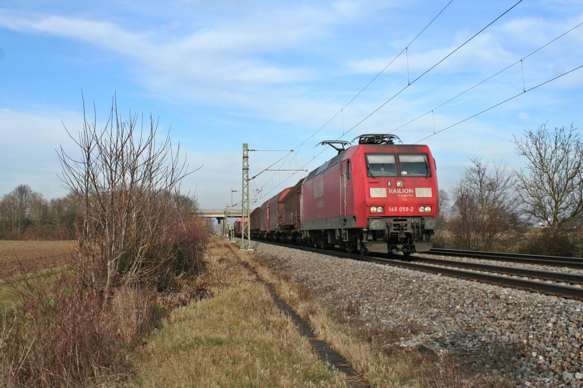 145 059-2 mit einem gemischten Gterzug auf dem Weg an die Schweizer Grenze aufgenommen am 18.01.14 sdlich von Buggingen.