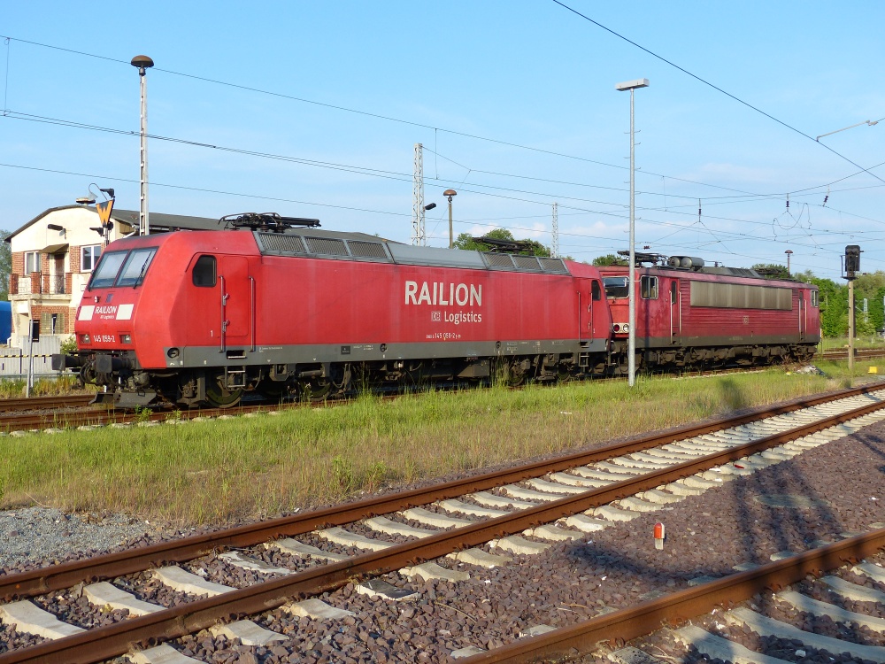 145 059-2 (NVR: 9180 6 145 059-2 D-DB) noch mit RAILION beschriftet und 155 073-0 (NVR: 9180 6 155 073-0 D-DB) in Wismar abgestellt - 25.05.2014...<P>Weitere Bilder zum Thema Bahnfotografie gibt es auf meiner Site unter:<br> 
<a href= http://www.ralf-bueker.de/Ralf's Eisenbahnbilder.htm target= _blank >Ralf's Eisenbahnbilder