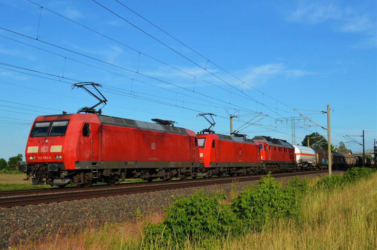 145 060-0 zog zusammen mit 145 077-4, 232 347-5 und einen Güterzug, durch Vietznitz.
Ort: Vietznitz, 15.06.2021