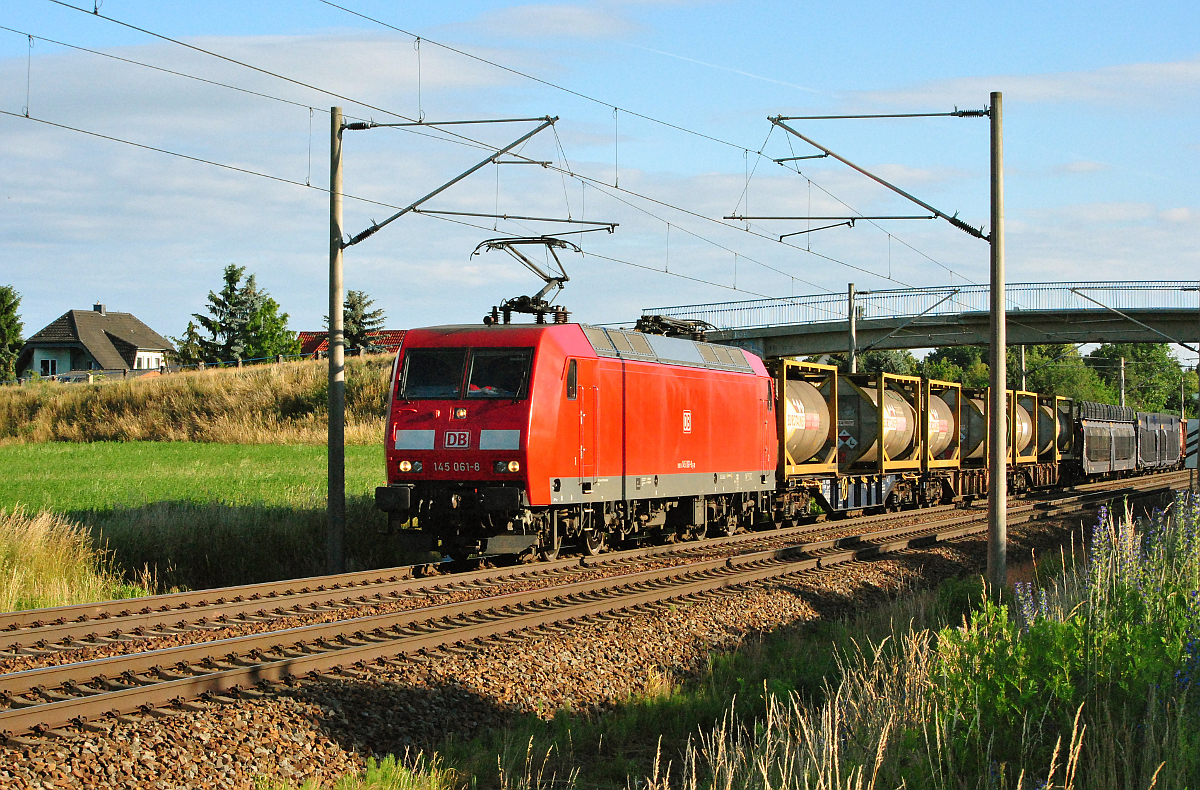 145 061-8 mit einem gemischten Güterzug in Zschortau, am 18.06.2016.
