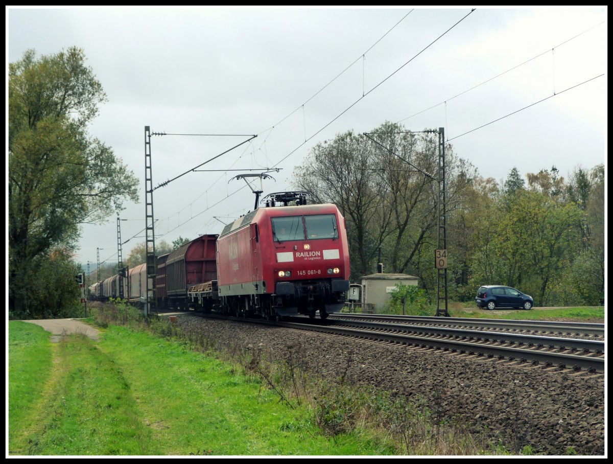 145 061 fährt am 29.10.13 durch das Leinetal Richtung Hannover.
Festgehalten kurz vor dem Bahnhof Elze (Han).