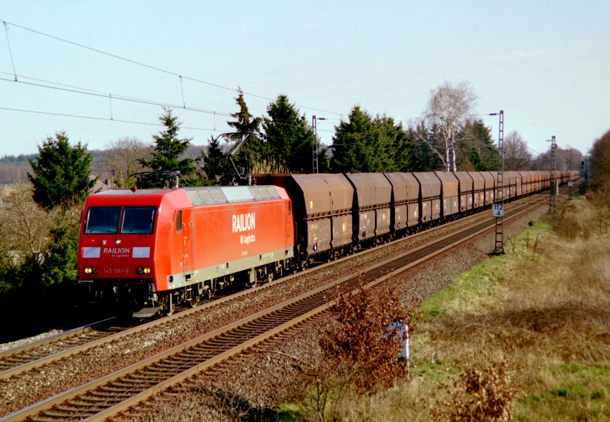 145 061 mit CS 60212 (Beddingen VPS–Hamburg-Waltershof) am 28.03.2007 zwischen Bad Bevensen und Bienenbttel