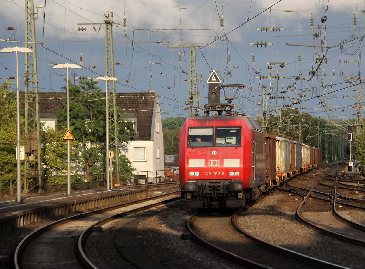 145 062-6 DB kommt aus Richtung Köln und fährt durch den Aachener-Hbf und fährt in Richtung Aachen-West mit einem Schrottzug aus Österreich nach Belgien. Aufgenommen vom Bahnsteig 2 vom Aachen-Hbf. Am Abend vom 9.8.2018.