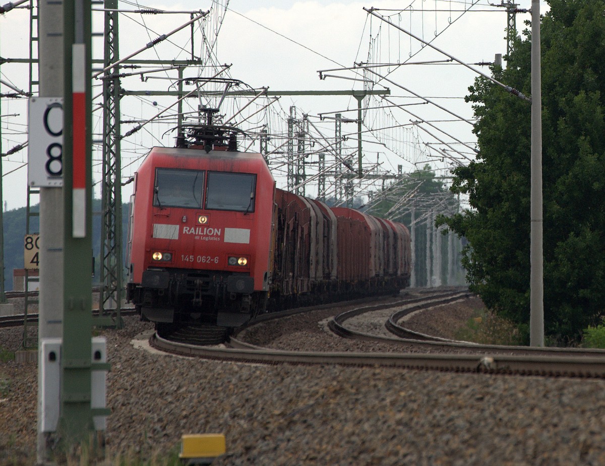 145 062 - 6  mit einem  kurzen Güterzug im Abzweig Nünchritz, ein öffentlich erreichbarer Fotostandort, wenn sich der Fotofraf nicht scheut Brennesseln, Dornen und Disteln zu durchdringen.11.06.2014 16:39 Uhr.