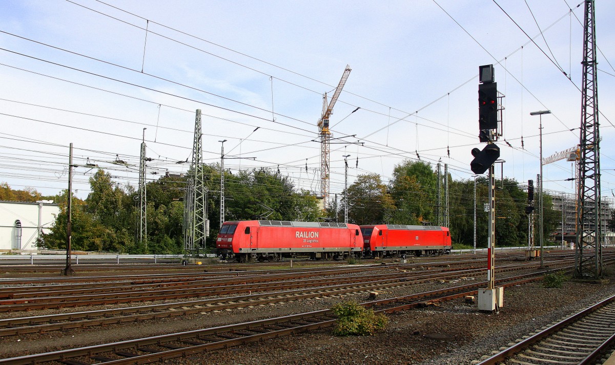 145 062-6 von Railion und 145 040-2 DB rangiern in Aachen-West.
Aufgenommen vom Bahnsteig in Aachen-West bei Sonne und Wolken am 12.10.2014. 