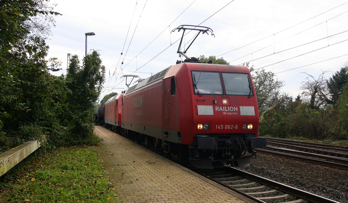 145 062-6 von Railion und 145 040-2 DB kommen als Umleiter aus Richtung Aachen-West mit einem sehr langen Ölzug aus Antwerpen-Petrol(B) nach Basel(CH) und fahren durch Kohlscheid in Richtung Herzogenrath,Neuss.
Bei schönem Herbstwetter am Nachmittag  vom 12.10.2014. 