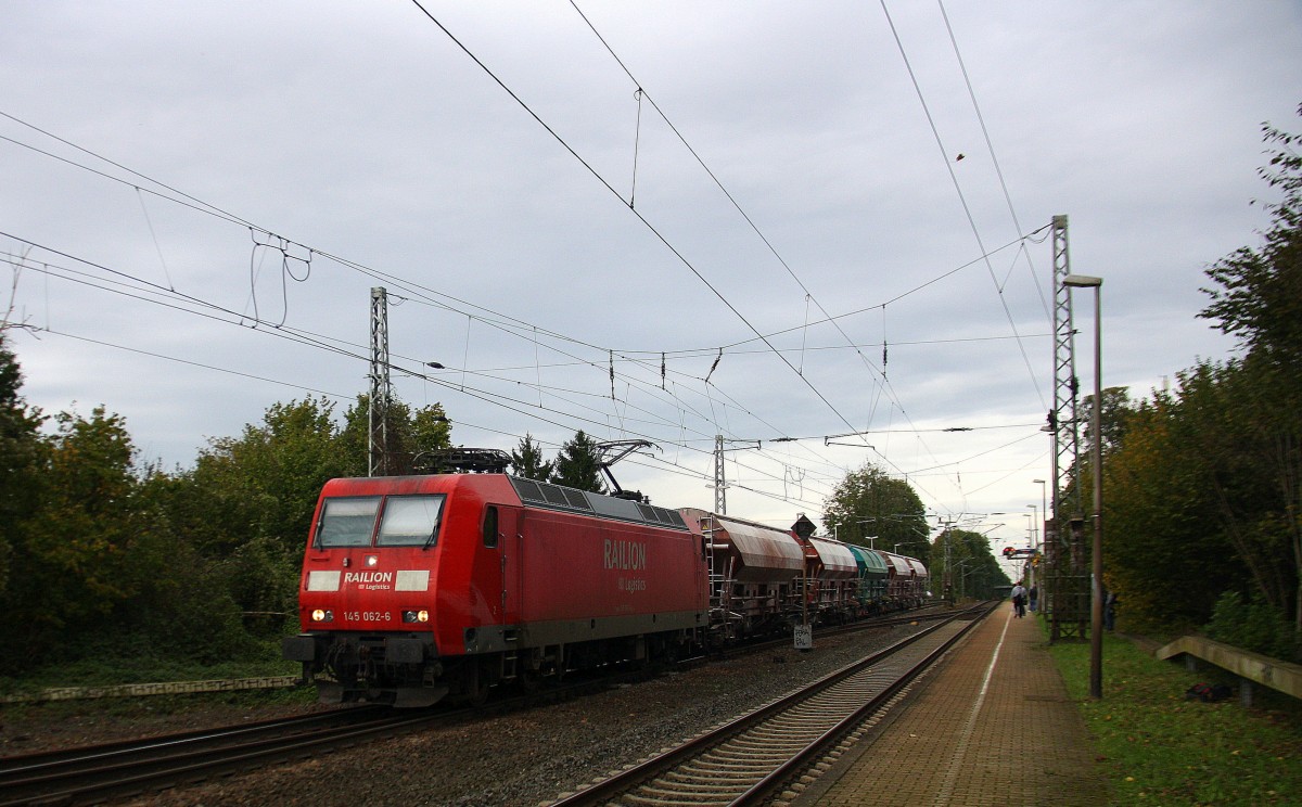 145 062-6 von Railion  kommt die Kohlscheider-Rampe hoch aus Richtung Neuss,Herzogenrath mit einem Kurzen Kalkleerzug aus Hagen(D) nach Marche-les-Dames(B) und fährt durch Kohlscheid in Richtung Richterich,Laurensberg,Aachen-West.
Aufgenommen am 11.10.2014.