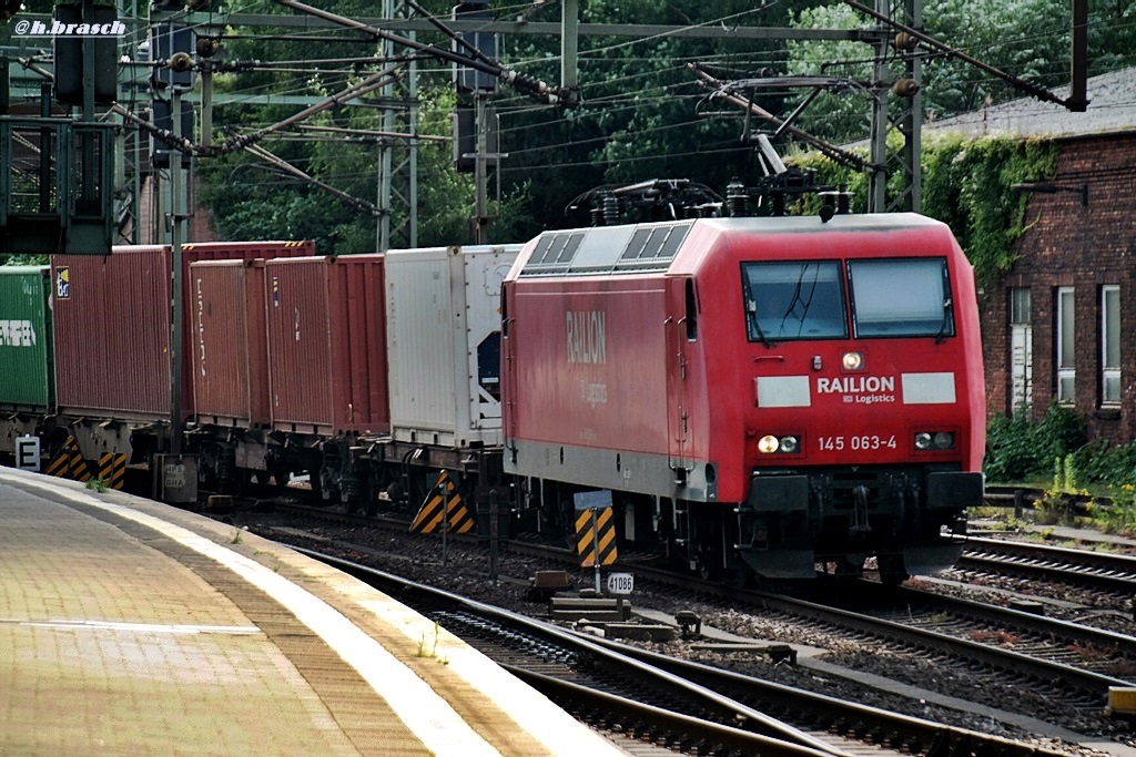 145 063-4 ist am 08.08.14 mit einen containerzug durch hh-harburg gefahren