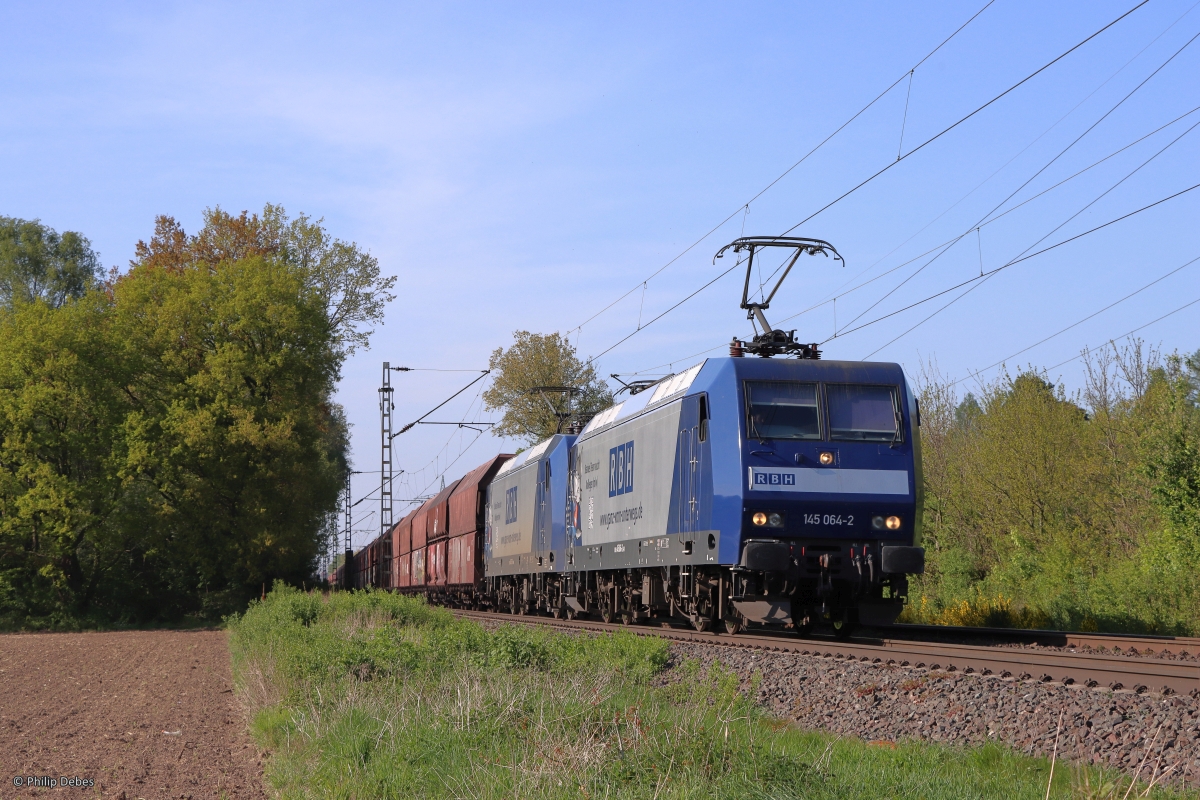 145 064-2 (RBH Logistics) und 145 034-5 zusammen mit einem Kohlezug in Ratingen Lintorf, 28. April 2022