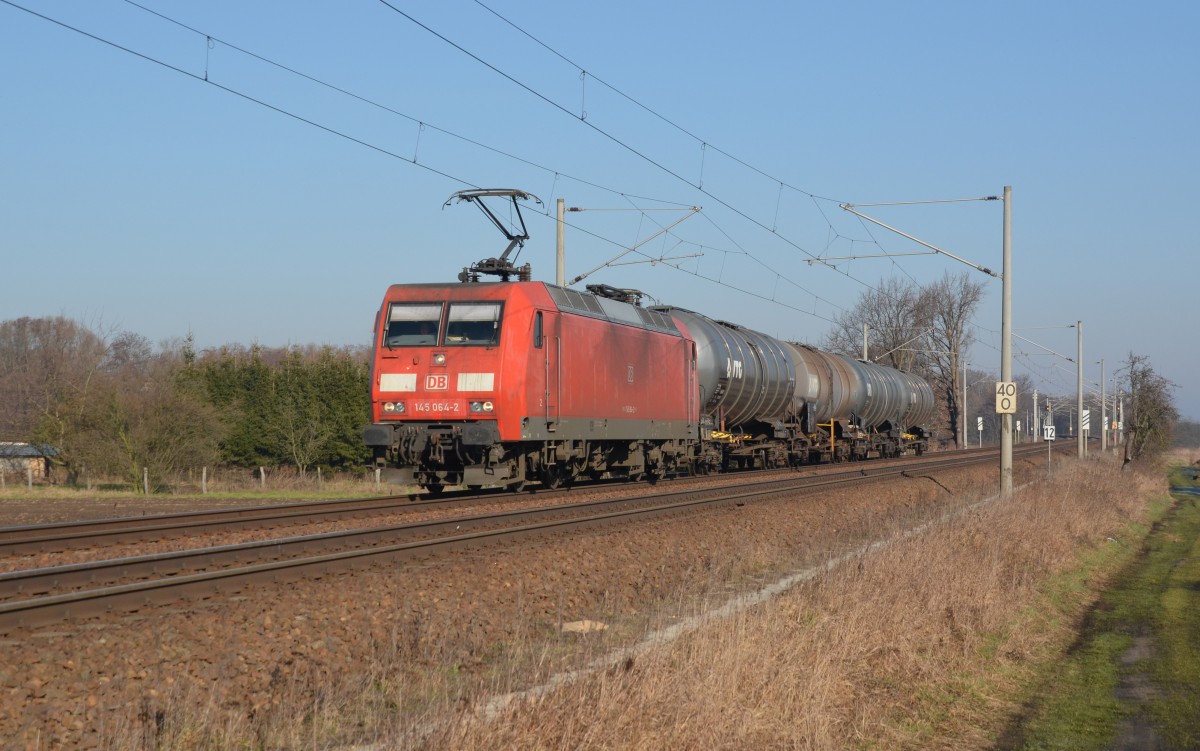 145 064 hatte am 13.02.16 mit ihren vier Kesselwagen leichtes Spiel. Hier rollt sie mit ihrem kurzen Güterzug durch Jeßnitz Richtung Bitterfeld.