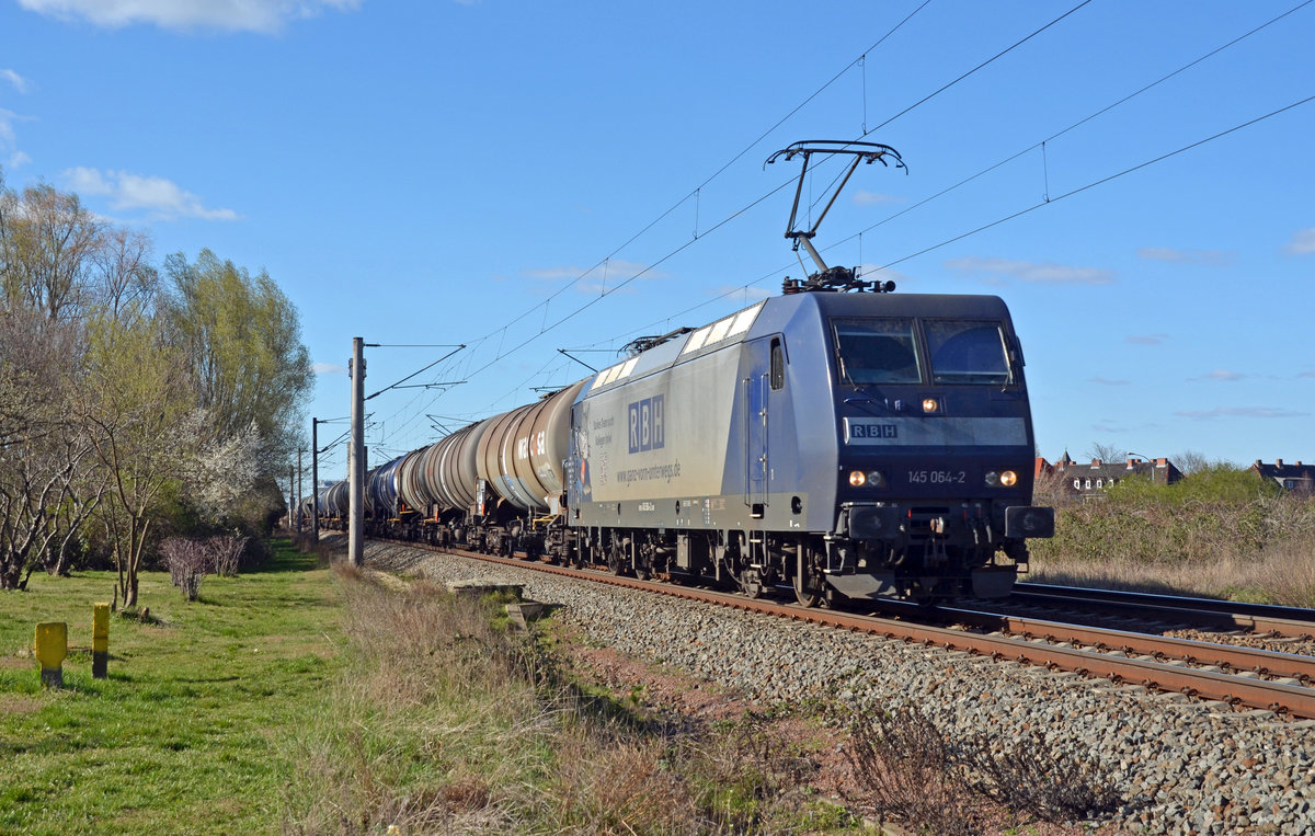 145 064 der RBH schleppte am 22.03.20 einen Kesselwagenzug durch Greppin Richtung Bitterfeld.