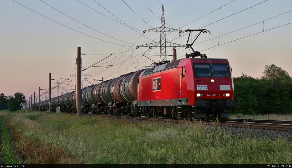 145 066-7 befördert Kesselwagen bei untergehender Sonne in Braschwitz Richtung Halle (Saale).

🧰 DB Cargo, vermietet an die RBH Logistics GmbH
🚩 Bahnstrecke Magdeburg–Leipzig (KBS 340)
🕓 17.6.2021 | 21:14 Uhr