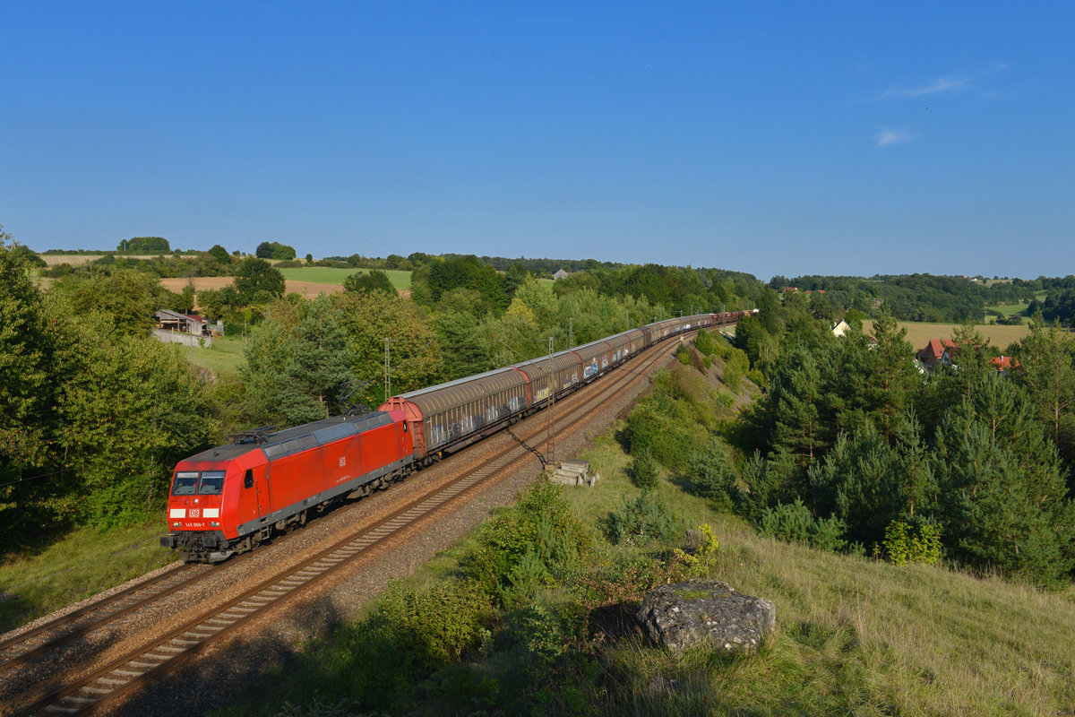 145 066 mit einem Güterzug am 23.08.2017 bei Laaber. 