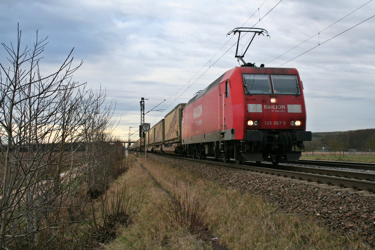 145 067-5 mit einem KLV-Zug gen Süden am Nachmittag des 06.01.14 bei Hügelheim.