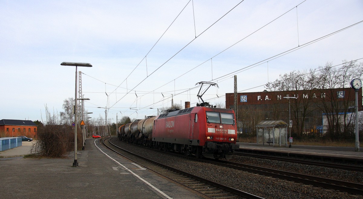 145 067-5 von Railion kommt durch Eschweiler mit einem Kurzen Kesselzug aus aus Ludwigshafen-BASF nach Antwerpen-BASF(B)  und fährt in Richtung Aachen.
Aufgenommenvom Bahnsteig 3 in Eschweiler-Hbf. Bei schönem Frühlingswetter am Nachmittag vom 8.3.2015.