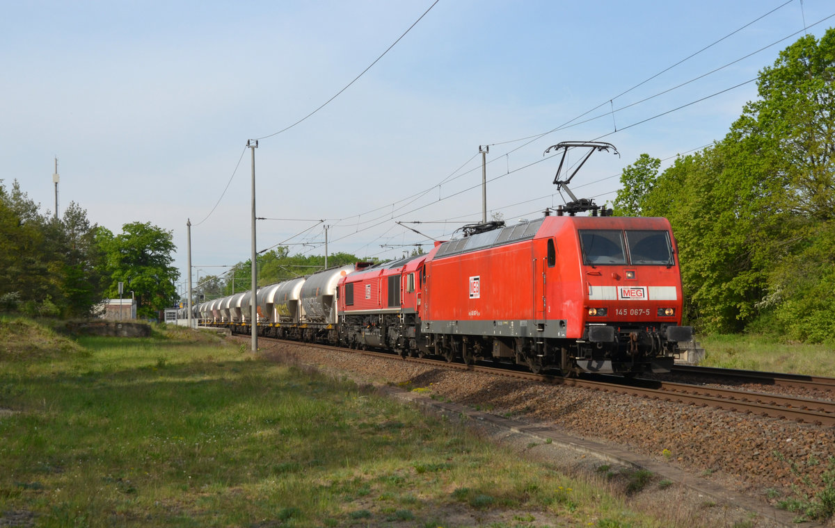 145 067 der MEG schleppte am 10.05.20 neben 266 442 noch einen Silozug durch Burgkemnitz Richtung Wittenberg.