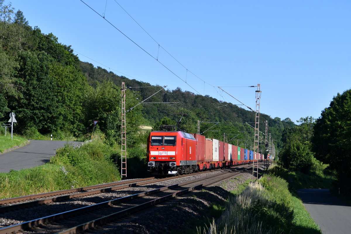 145 067 mit einem Containerzug am 29.06.2019 am BÜ Leinetal zwischen Kreiensen und Freden(Leine)