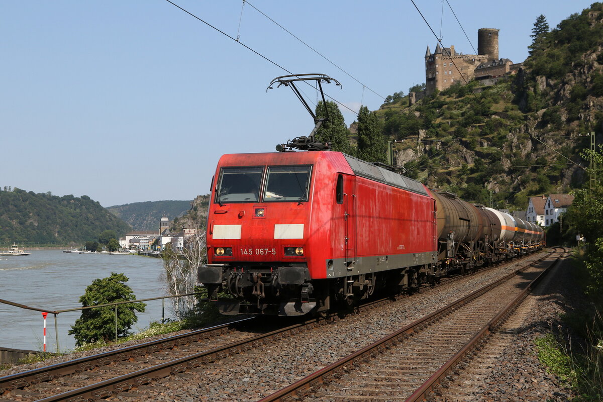145 067 mit einem  Kesselwagenzug  am 22. Juli 2021 bei St. Goarshausen.