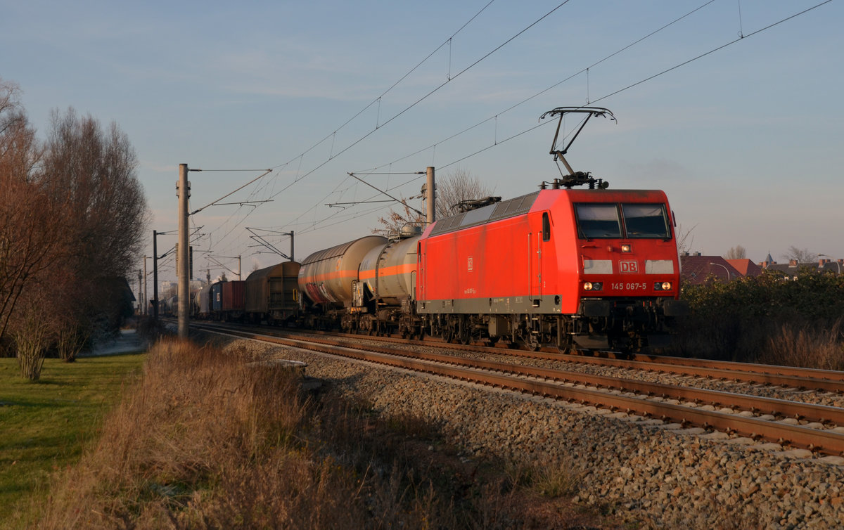 145 067 schleppte am 04.12.16 einen gemischten Güterzug auf dem Gegengleis durch Greppin Richtung Bitterfeld.