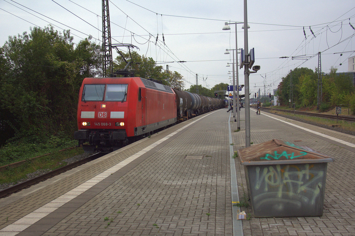 145 068-3 DB  kommt mit einem Kesselzug aus Ludwigshafen-BASF(D) nach Antwerpen-BSAF (B) und kommt aus Richtung und kommt aus Köln-Süd,Köln-West,Köln-Ehrenfeld,Kerpen,Horrem,Buir,Merzenich,Düren,Langerwehe,Eschweiler-Hbf,Stolberg-Hbf(Rheinland),Aachen-Eilendorf und fährt durch Aachen-Rothe-Erde in Richtung Aachen-Hbf,Aachen-Schanz,Aachen-West. 
Aufgenommen vom Bahnsteig 1 in Aachen-Rothe-Erde. 
Bei Wolken am Abend vom 3.9.2018.