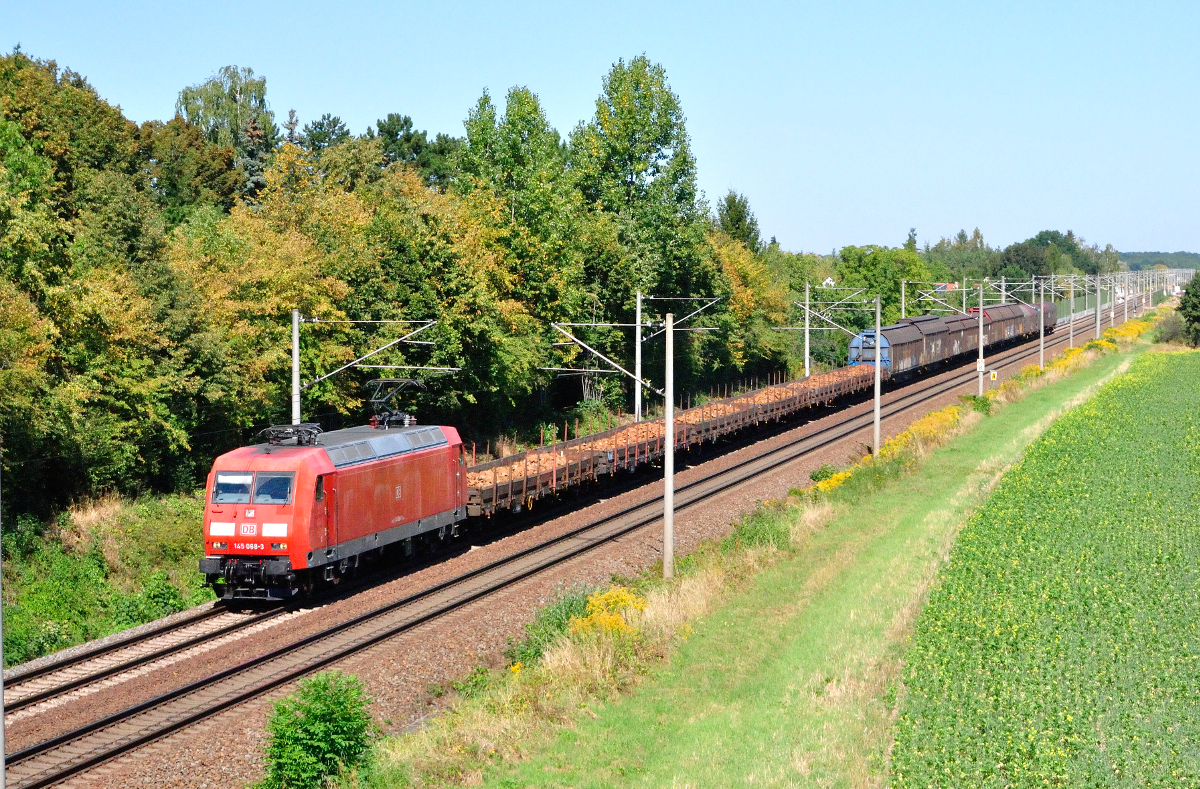 145 068-3 mit einem gemischten Güterzug bei Zschortau am 31.08.2016.