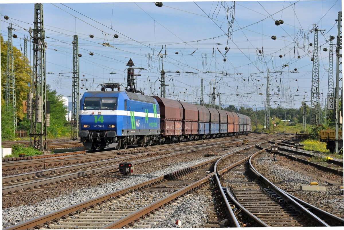 145 068 alias NIAG 14 kommt mit dem Kohlezug nach Moers GBF Nordw�rts auf der Rechten Rheinstrecke durch den Bahnhof Neuwied.Aufgenommen am 2.10.2013