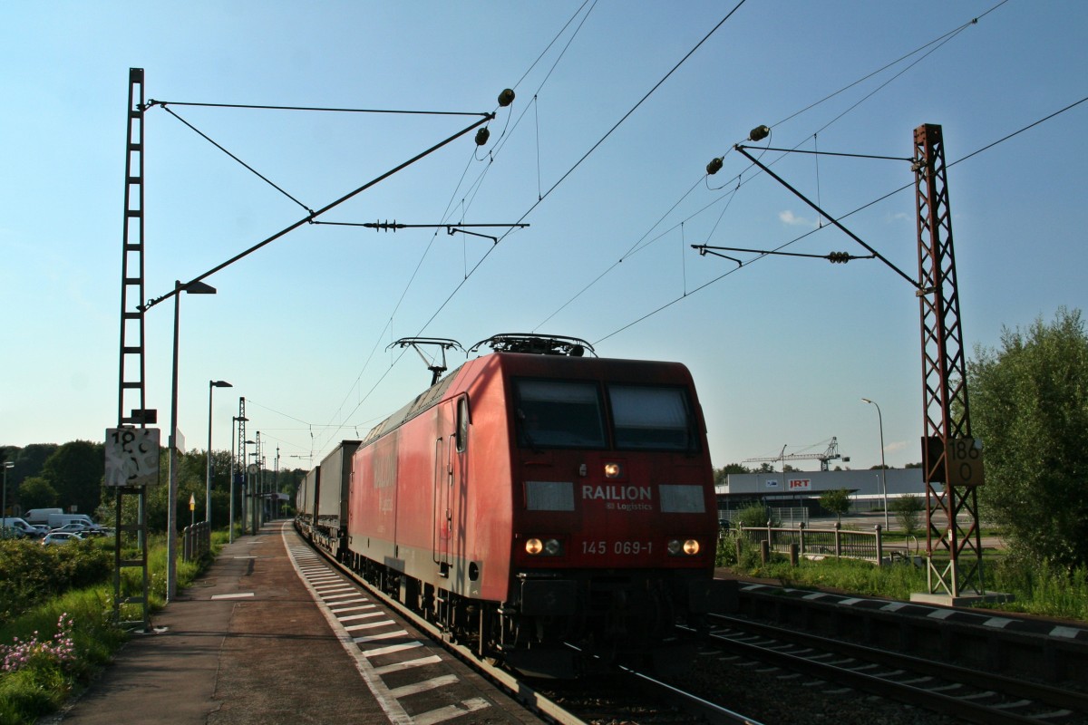145 069-1 mit dem 40009 auf dem Weg von Taulov nach Gallarate am Abend des 01.08.14 in Riegel-Malterdingen.