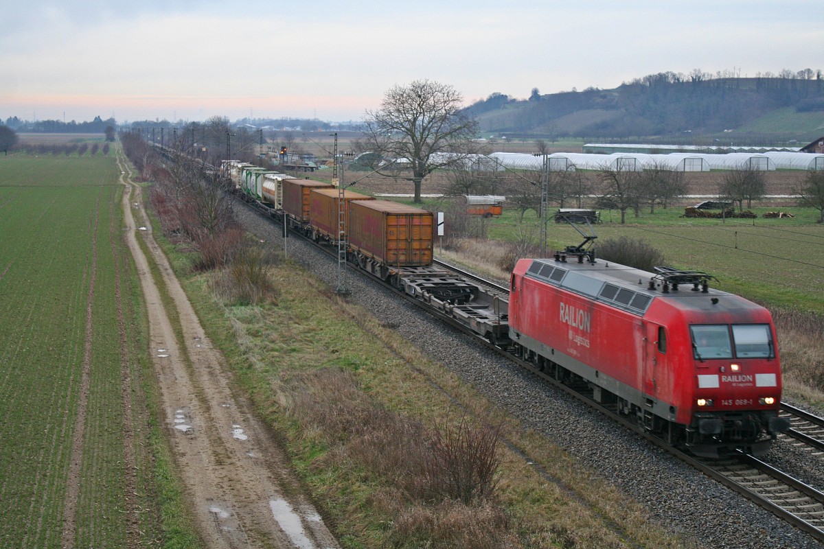 145 069-1 mit einem KLV-Zug gen Sden am Nachmittag des 29.01.14 bei Hgelheim.
