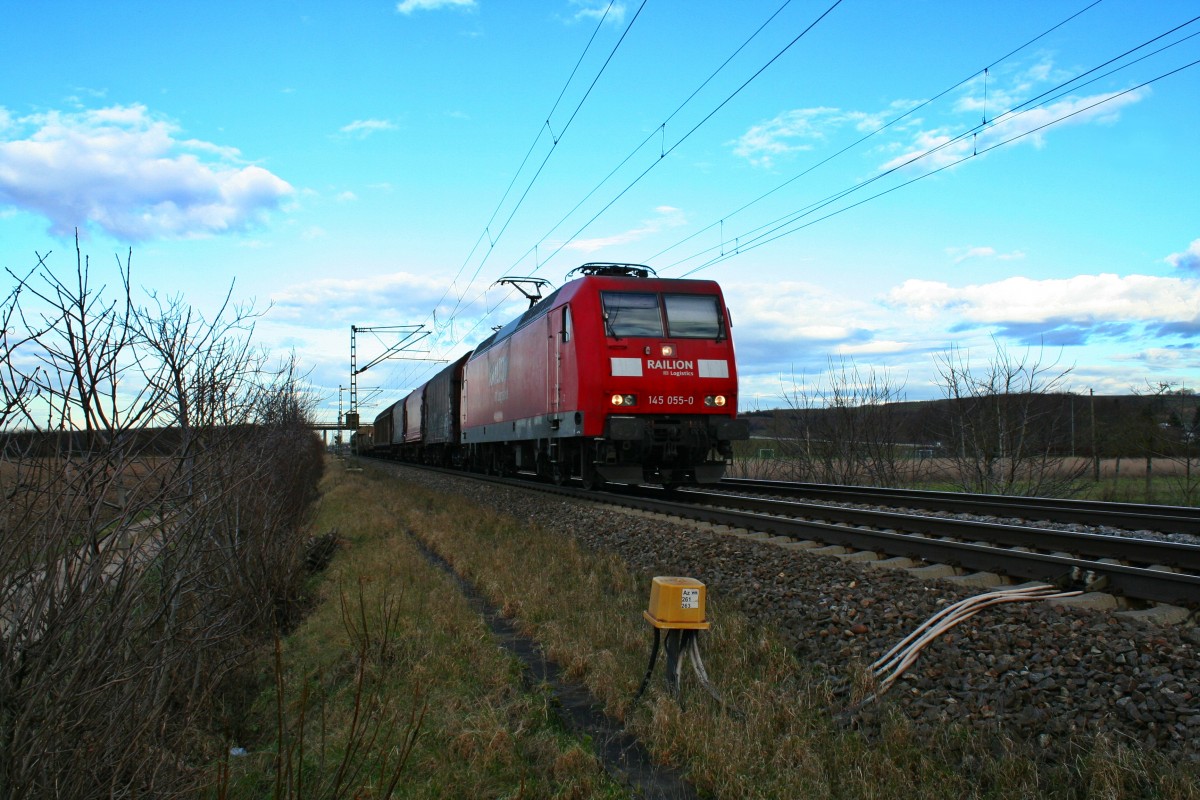 145 069-3 mit einem einem kurzen gemischten Gterzug nach Basel am Nachmittag des 07.01.14 bei Hgelheim.