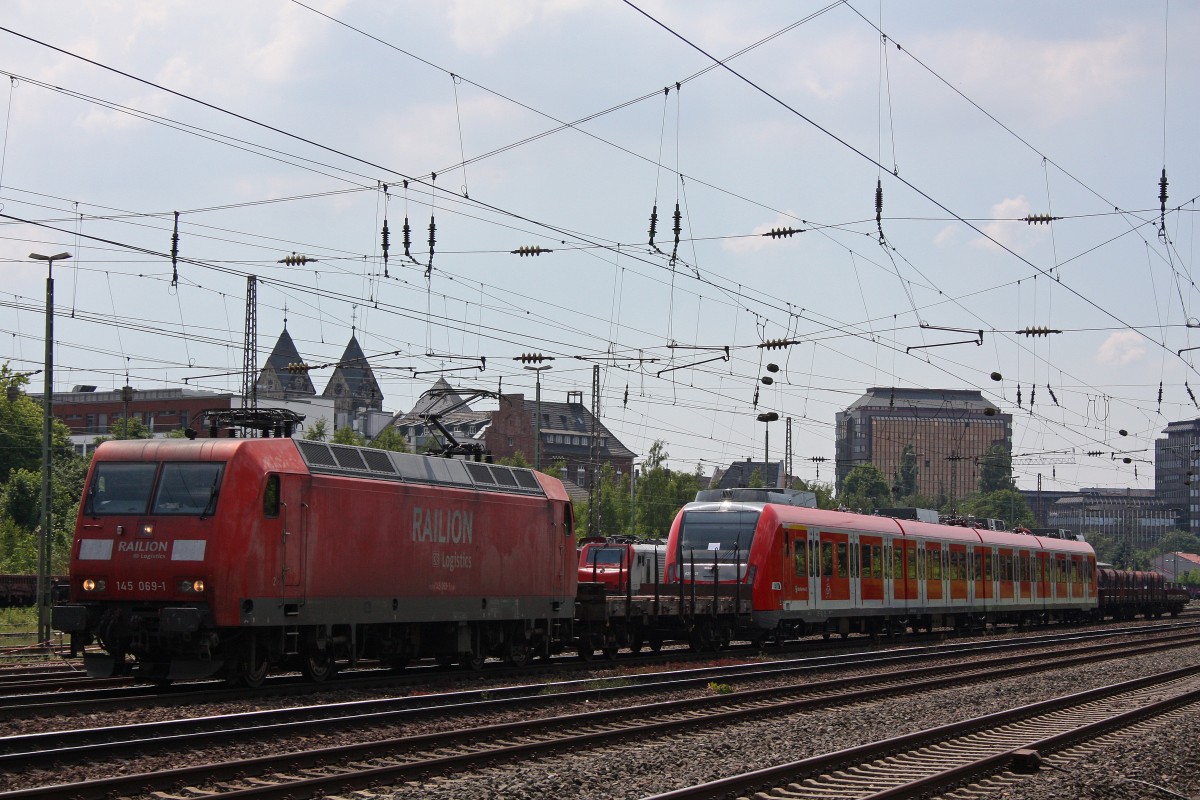 145 069 am 7.6.13 mit dem 430 601 in Düsseldorf-Rath.