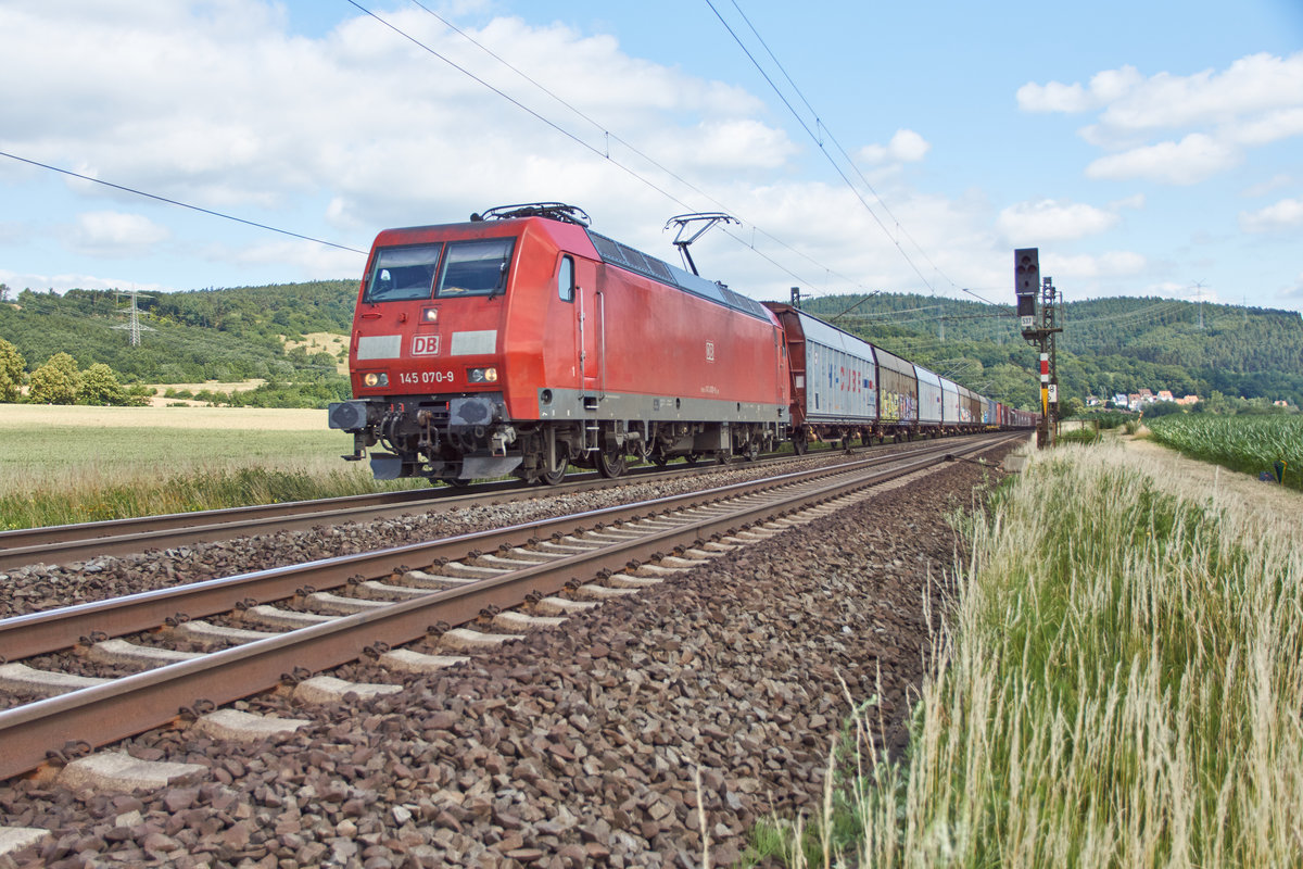 145 070-9 ist am 20.06.2018 mit einen Schiebewandzug bei Reilos in Richtung Fulda unterwegs.