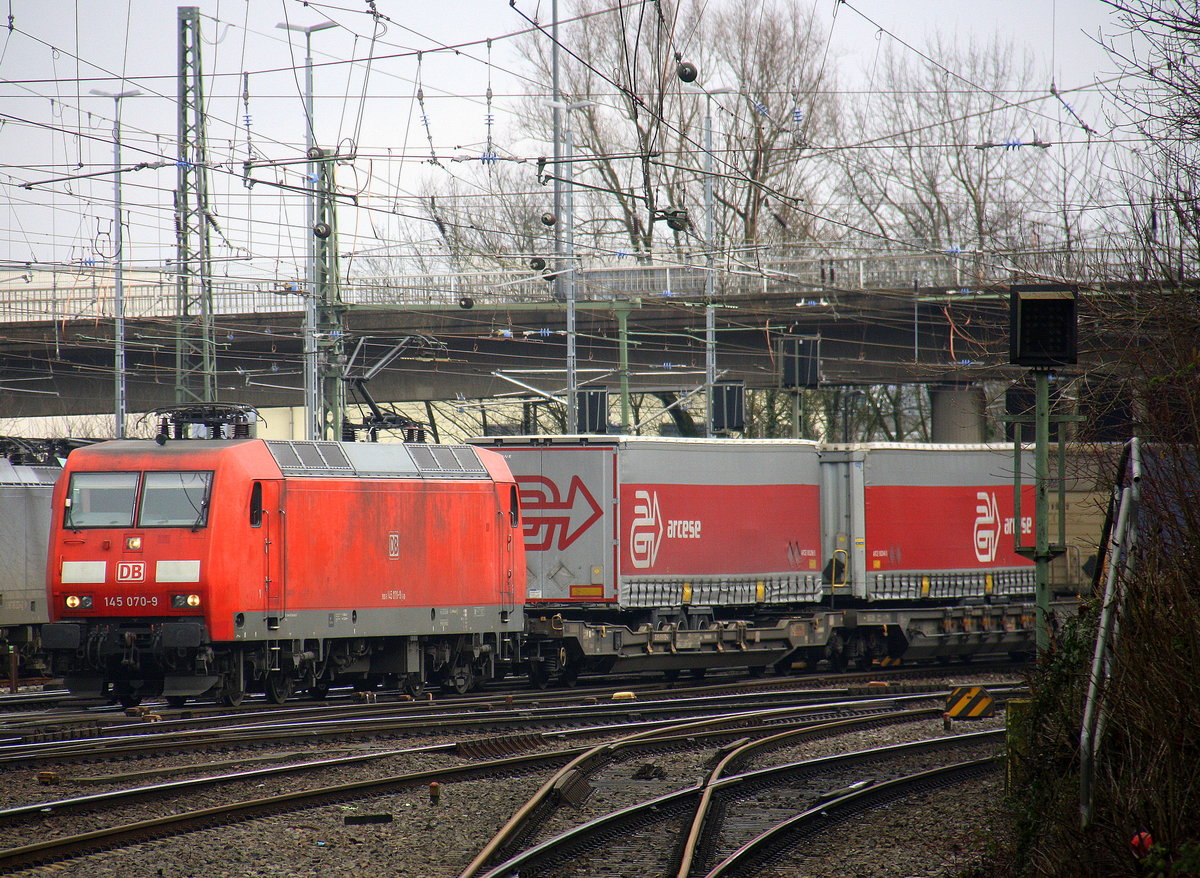 145 070-9 DB  kommt aus Richtung Köln,Aachen-Hbf,Aachen-Schanz mit einem langen Containerzug aus Gallarate(I) nach Zeebrugge(B) und fährt in Aachen-West ein. Aufgenommen vom Bahnsteig in Aachen-West.
Bei Sonne und Regenwolken am Nachmittag vom 25.3.2016.