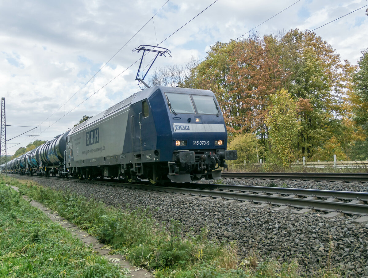 145 070-9 mit einem Kesselzug am 20.10.2021 in Vollmerz.